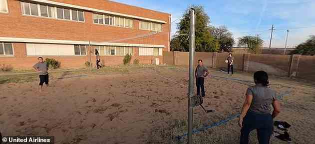 Auf dem Sandplatz im Erholungsgebiet sieht man angehende Piloten beim Volleyball spielen