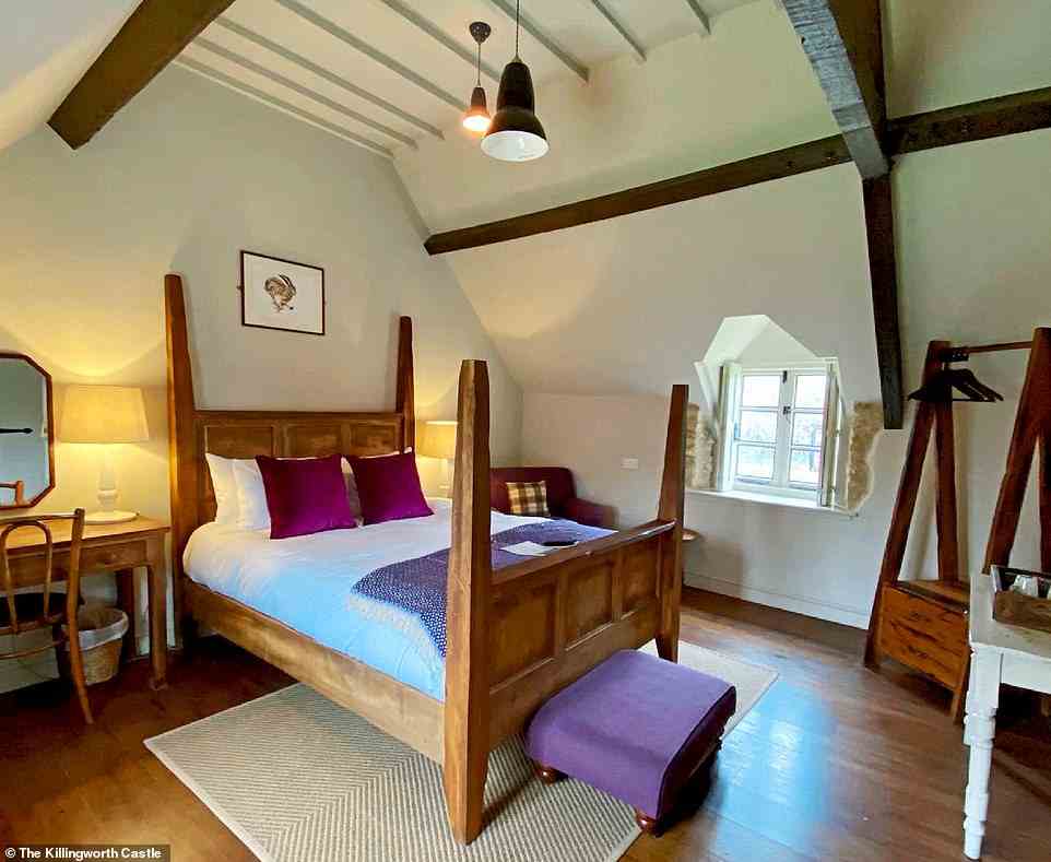 Die Gäste können sich auf polierte Holzböden, antike Möbel, Balken sowie hochwertige Bettwäsche auf breiten Betten freuen