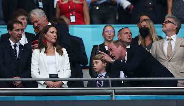 Prinz George und Prinz William sprechen im Wembley-Stadion 