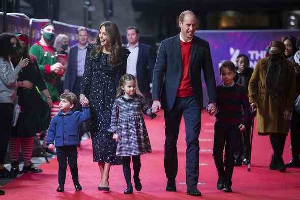 Die Cambridges laufen über den roten Teppich im London Palladium 