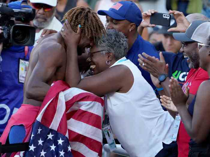 Noah Lyles feiert mit seiner Mutter seinen WM-Sieg über 200 Meter.