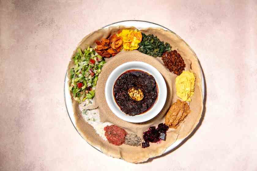 Eine Platte mit abwechslungsreichen äthiopischen vegetarischen Gerichten und Dips auf einem Stück Injera.