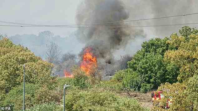 Feuerwehrleute nahmen an einem Brand in den Dartford Marshes in Kent teil, nachdem die Temperaturen zum ersten Mal seit Beginn der Aufzeichnungen 40 ° C erreicht hatten