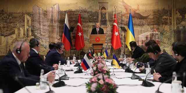 Auf diesem von der türkischen Ratspräsidentschaft bereitgestellten Foto hält der türkische Präsident Recep Tayyip Erdogan (Mitte) eine Rede, um die russische, linke und ukrainische Delegation vor ihren Gesprächen in Istanbul, Türkei, am Dienstag, den 29. März 2022, willkommen zu heißen.