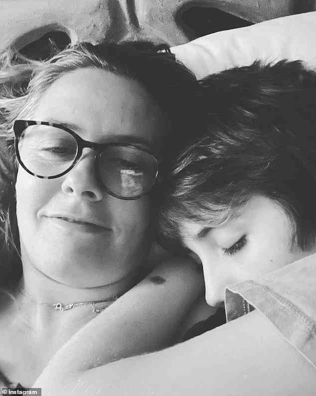 Die Mutter eines Kindes (gesehen im Jahr 2020) sagte, dass sie immer noch mit ihrem Tween-Sohn schläft und behauptet, dass sie einfach der „Natur folgt“, indem sie ein Bett mit ihm teilt, und Experten haben sie kritisiert