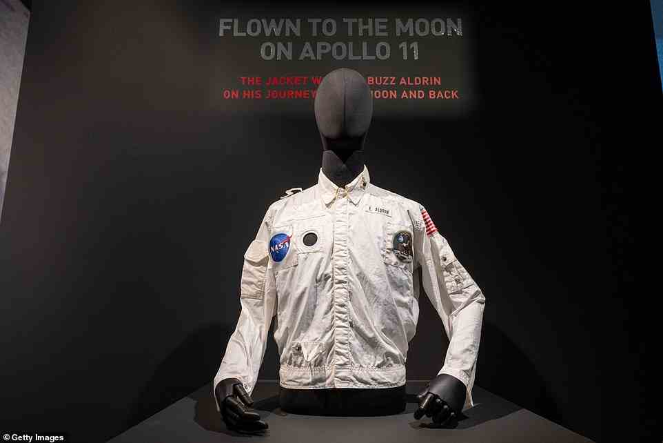 Die Nachricht, dass Buzz Aldrins Bordjacke verkauft wurde, machte diese Woche früh Schlagzeilen.  Aldrin trug den weißen Overall während seiner Mission zum Mond