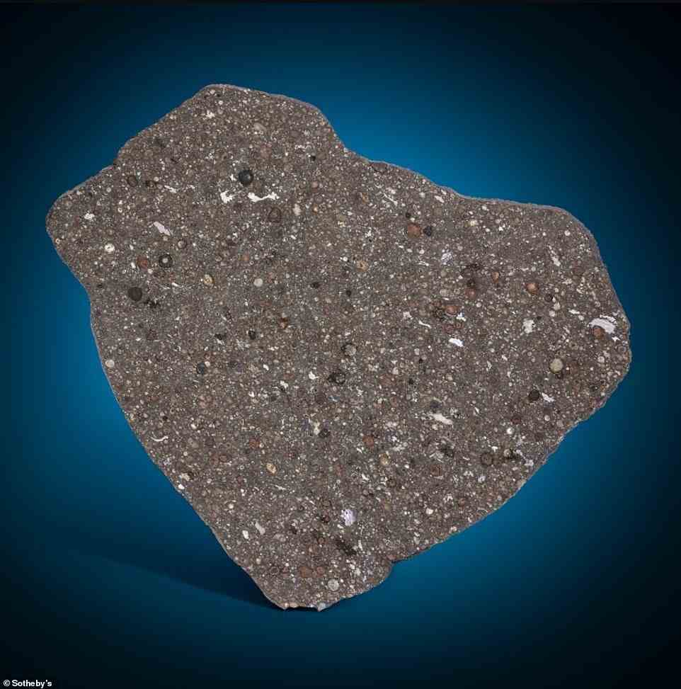 Eine weitere Kategorie zum Thema Weltraum umfasst Stücke von Meteoriten, die vom Himmel auf unseren Planeten gefallen sind.  Eines davon ist eine Scheibe des Allende-Meteoriten, der am 8. Februar 1969 auf die Erde kam. Dieser Meteorit enthält Partikel, die als die älteste jemals enthaltene Materie gelten – sie entstanden vor 4,5 Milliarden Jahren