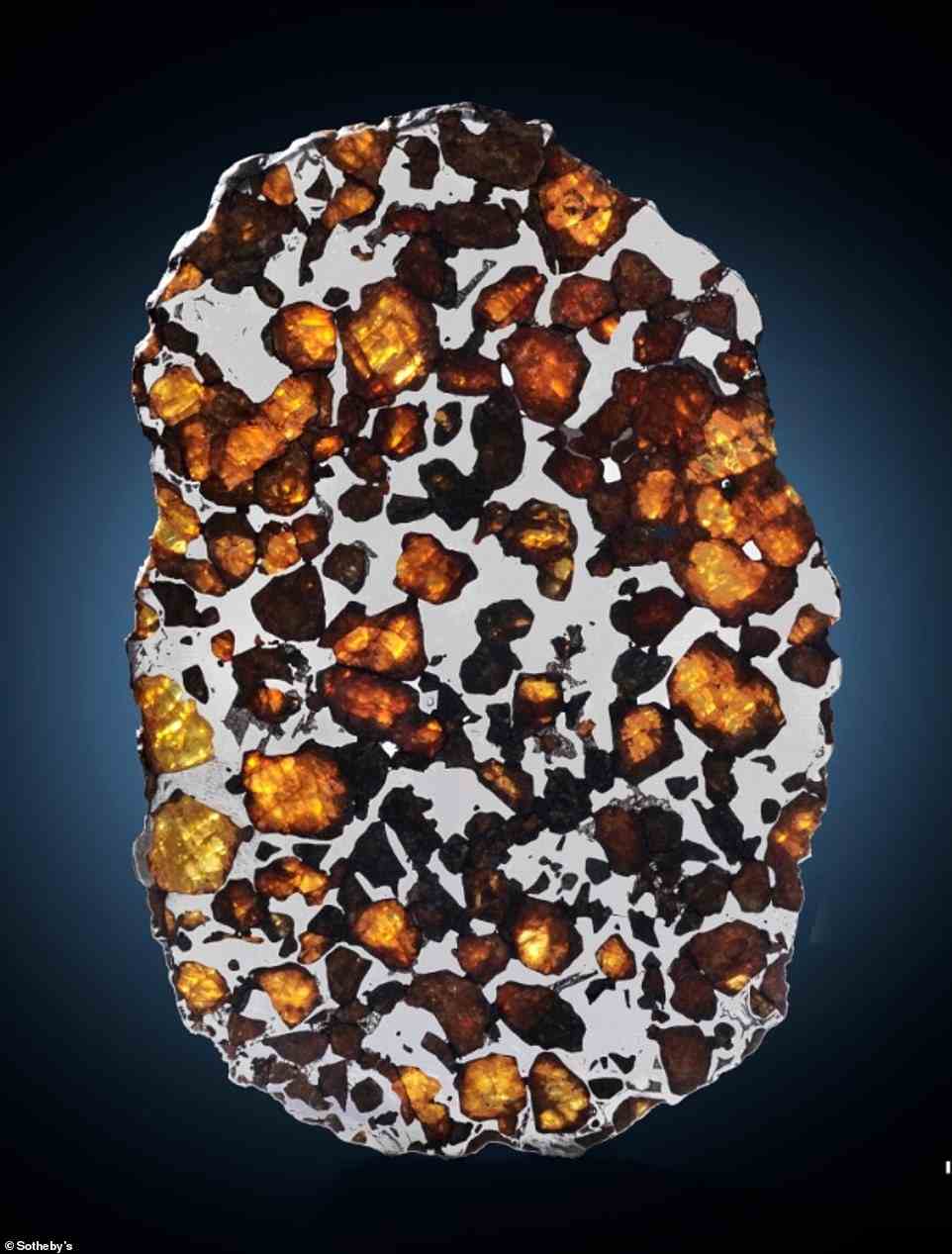 Dann gibt es die atemberaubende Scheibe des Imilac-Pallasite, komplett mit leuchtend gelben und orangefarbenen Edelsteinen