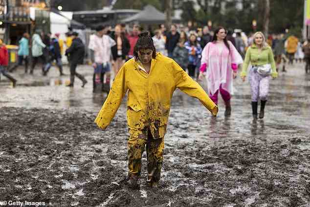Tausende Festivalbesucher mussten die Nacht auf den überfluteten Campingplätzen verbringen, und die Rufe nach einer Absage des Musikereignisses wuchsen