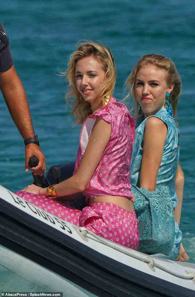 Die Schwestern schienen eine gute Zeit zu haben, als sie mit dem Schnellboot durch das azurblaue Wasser zum Dock fuhren