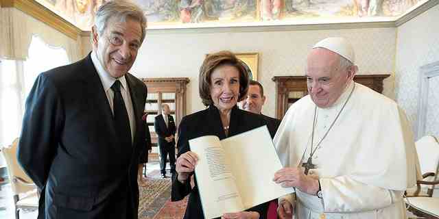 Die US-Sprecherin des Repräsentantenhauses Nancy Pelosi und ihr Ehemann Paul Pelosi treffen sich am 9. Oktober 2021 mit Papst Franziskus im Vatikan. 