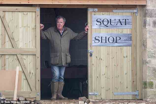 Jeremy Clarkson steht vor seinem Diddly Squat Hofladen in Chipping Norton, Oxfordshire