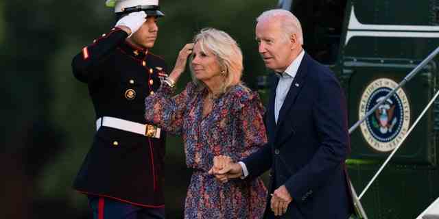 Präsident Joe Biden und First Lady Jill Biden kommen in Fort Lesley J. McNair in Washington an 