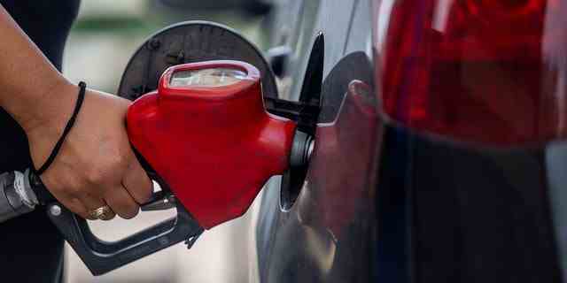  Brie Olootu pumpt am 09. Juni 2022 in Houston, Texas, an einer Exxon-Mobil-Tankstelle Benzin.  Die Gaspreise durchbrechen Rekordhöhen, da die Nachfrage steigt und das Angebot nicht mithält. 