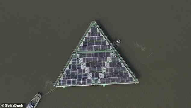 SolarDuck hat eine dreieckige Plattform aus Solarmodulen entwickelt, die mehrere Meter über dem raueren Wasser schweben und den Wellen darunter folgen soll.  Abgebildet ist das küstennahe Demonstratorpanel „King Eider“.