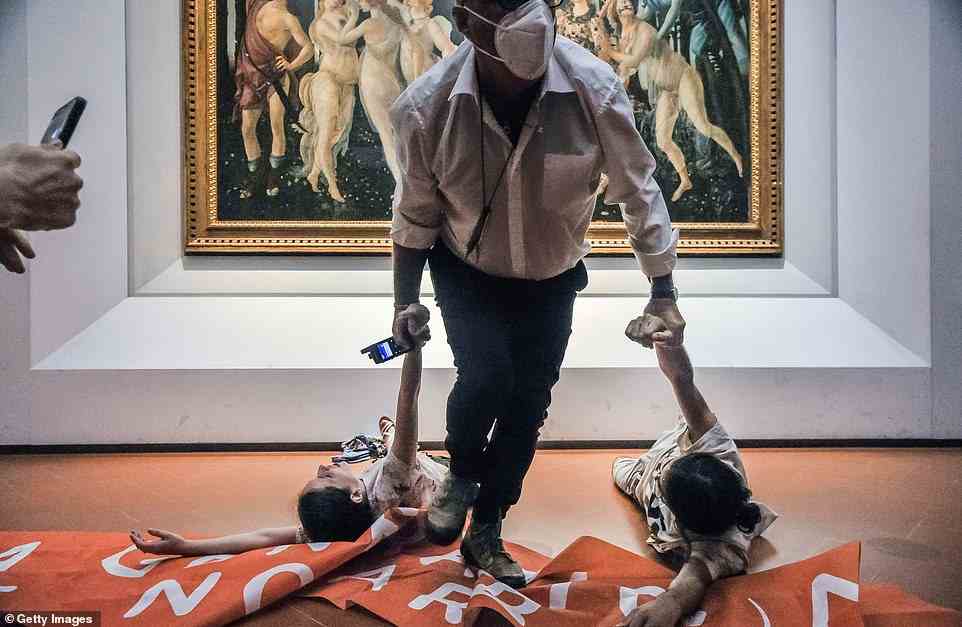 Öko-Eiferer kleben ihre Hände an Botticellis Meisterwerk Primavera in einer Kunstgalerie in Florenz im neuesten Stunt zum Klimawandel