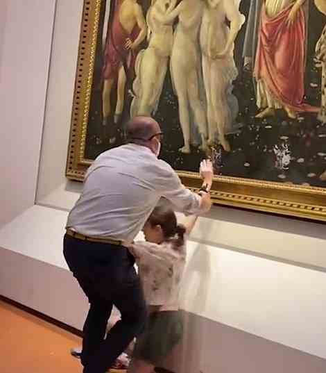 Dann fuhr er fort, die junge Frau aus dem unbezahlbaren Renaissance-Kunstwerk zu entfernen