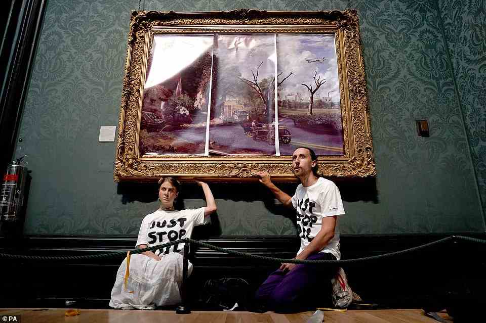 Demonstranten von Just Stop Oil kleben am 4. Juli in der National Gallery ihre Hände an den Rahmen von John Constables The Hay Wain