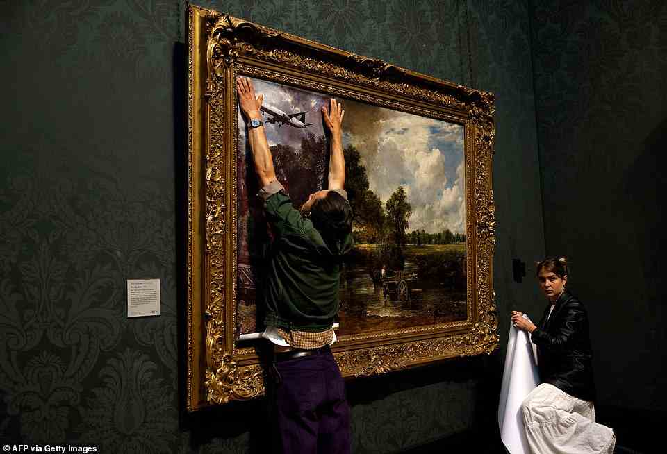 Demonstranten von Just Stop Oil decken John Constables The Hay Wain in der National Gallery in London ab