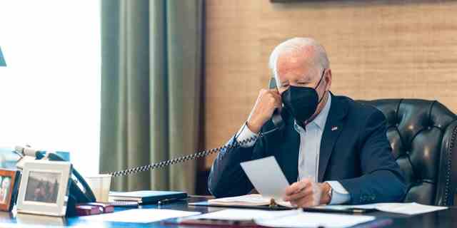 Präsident Biden trägt eine Maske, während er am Freitag im Westflügel arbeitet, nachdem er positiv auf COVID-19 getestet wurde. 