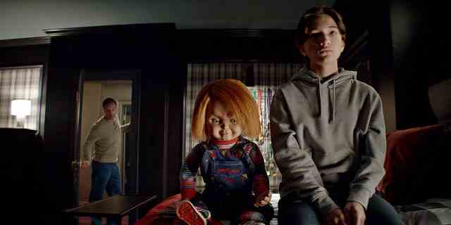 Devon Sawa, links, als Lucas Wheeler, Chucky, Mitte, und Teo Briones als Junior Wheeler in der Syfy-Serie "Chucky." 