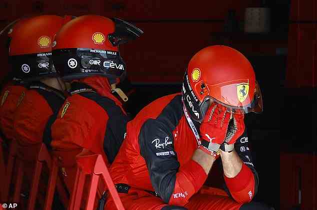 Ferrari-Mechaniker reagieren, nachdem sie beobachtet haben, wie Leclerc am Sonntag gegen die Streckenmauer gekracht ist