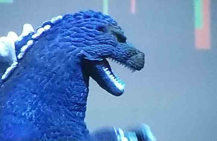 Eine Nahaufnahme des Godzilla-Cosplays.