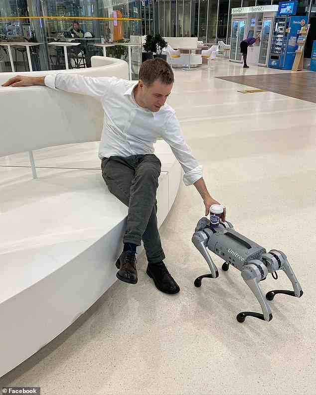 Der Gründer des Hoverbike-Unternehmens ist mit scheinbar demselben Roboterhund zu sehen, aber diesmal hält er statt einer Waffe eine Kopie von Kaffee in der Hand