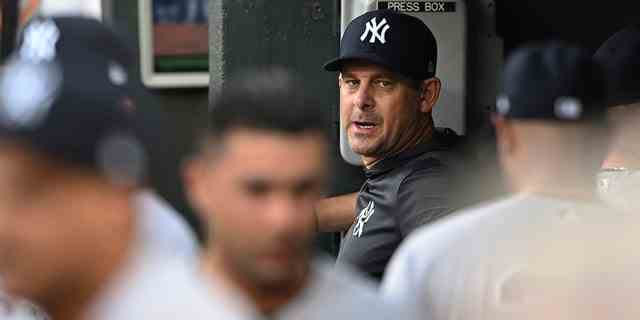 New York Yankees-Manager Aaron Boone steht während des Spiels der Mannschaft gegen die Baltimore Orioles am Samstag, den 23. Juli 2022, in Baltimore auf der Trainerbank.  Die Orioles gewannen 6-3.