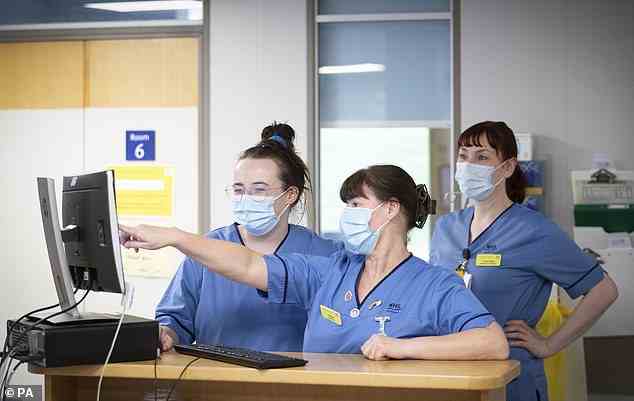 Den Krankenhäusern in England fehlen 12.000 Ärzte und mehr als 50.000 Krankenschwestern und Hebammen, wie der Commons Health Report enthüllte