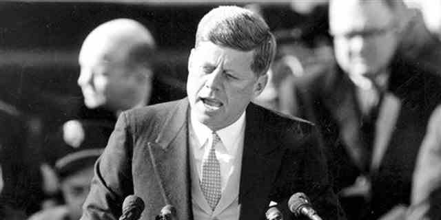 Am 20. Januar 1961 wandte sich Präsident John F. Kennedy in seiner Antrittsrede an die Nation und sagte, was manche für seine berühmteste Aussage halten: "Und deshalb, meine amerikanischen Mitbürger, fragen Sie nicht, was Ihr Land für Sie tun kann;  Fragen Sie, was Sie für Ihr Land tun können."