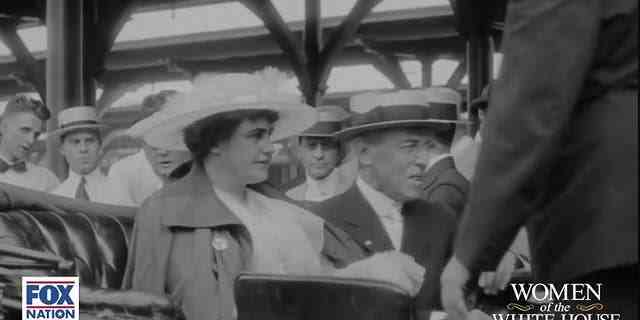 Woodrow Wilson (rechts) ist zusammen mit seiner Frau Edith Wilson abgebildet.