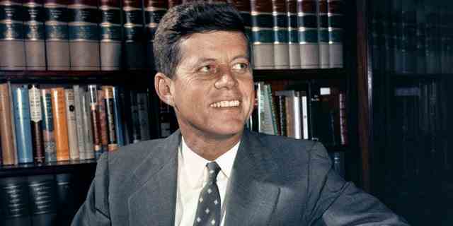 JFKs schwerste Erkrankung war die Addison-Krankheit, eine endokrine Erkrankung, die bei ihm in den 1940er Jahren diagnostiziert wurde. 