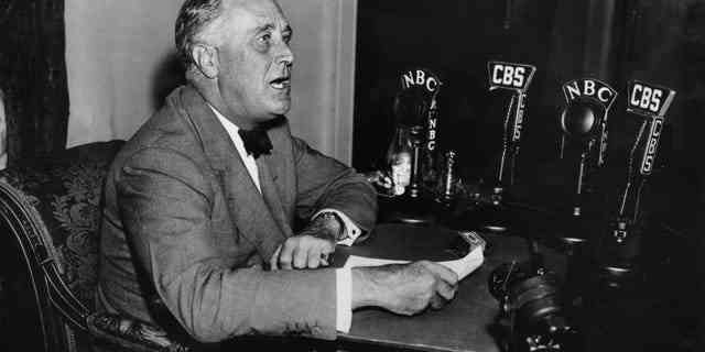 Präsident Franklin Delano Roosevelt wird gezeigt, wie er einen seiner liefert "Kamingespräch" Radiosendungen auf diesem Foto aus den 1930er Jahren. 