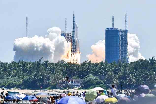 Die Rakete mit Chinas zweitem Modul für die Raumstation Tiangong hebt vom Weltraumbahnhof Wenchang ab, während Menschenmassen zusehen