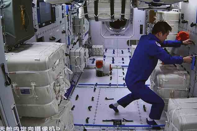 Der chinesische Astronaut Chen Dong bedient am Montag, den 25. Juli 2022, Geräte im Wentian-Labormodul