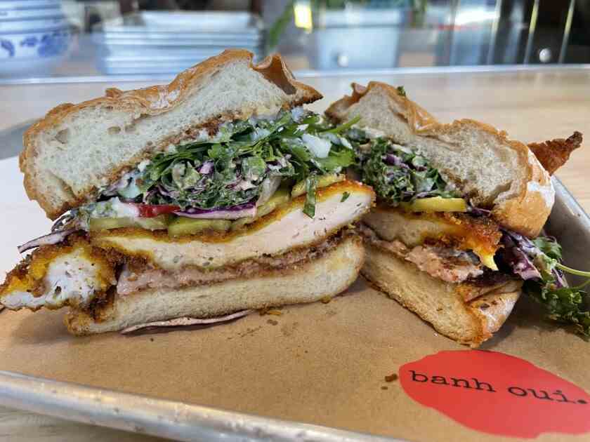 Das Fried Chicken Sandwich von Banh Oui bietet Grünkohlsalat, Knoblauchsauce und mehr.