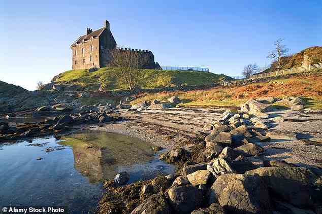Historische Festung: Nach einer anstrengenden Wanderung in Argyll hat Sadie einen herrlichen Blick auf Duntrune Castle aus dem 12. Jahrhundert, das in der Nähe des Dorfes Crinan liegt