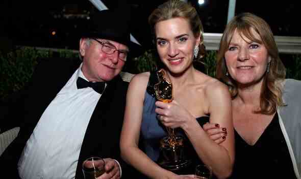 Kate Winslet und ihre Eltern mit ihrem Oscar