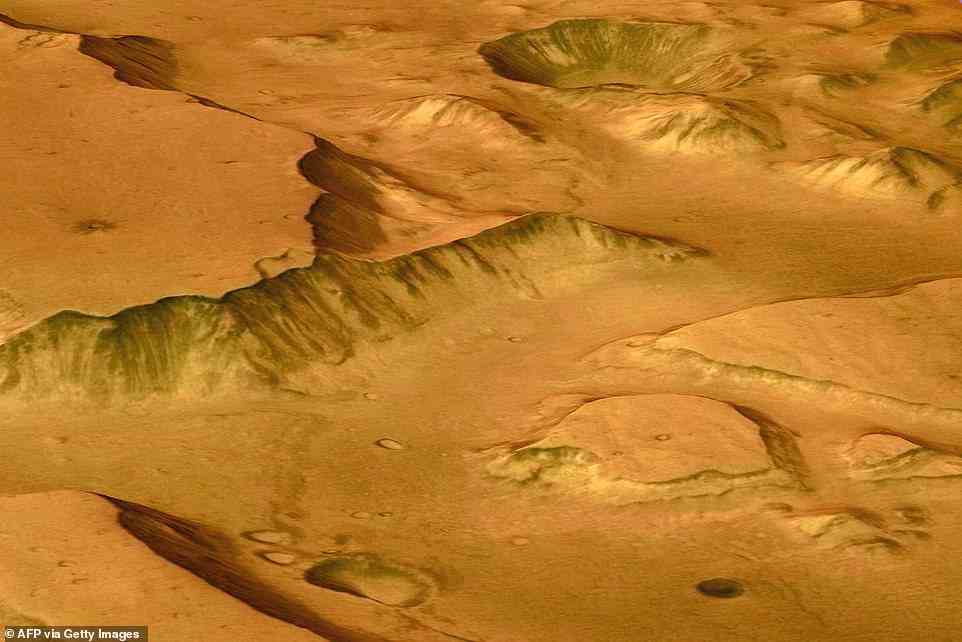 Dieses vom Mars Express aufgenommene Bild zeigt eine perspektivische Ansicht einer Mesa in den Regionen östlich der Valles Marineris, den größten Canyons im Sonnensystem
