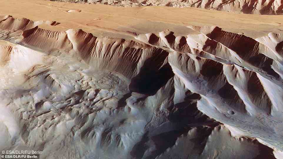 Diese schräge perspektivische Ansicht von Tithonium Chasma (Bild oben), das Teil der Valles Marineris-Schluchtstruktur auf dem Mars ist, wurde aus dem digitalen Geländemodell und den Nadir- und Farbkanälen der hochauflösenden Stereokamera auf Mars Express der ESA generiert.