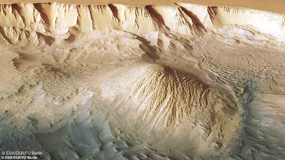 Dieses Bild von Tithonium Chasma zeigt parallele Linien und Trümmerhaufen (oben rechts), die auf einen kürzlichen Erdrutsch hindeuten
