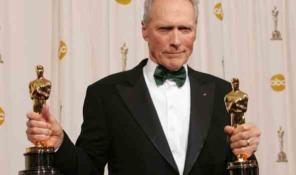 Clint Eastwood mit seinen zwei Oscars für Million Dollar Baby
