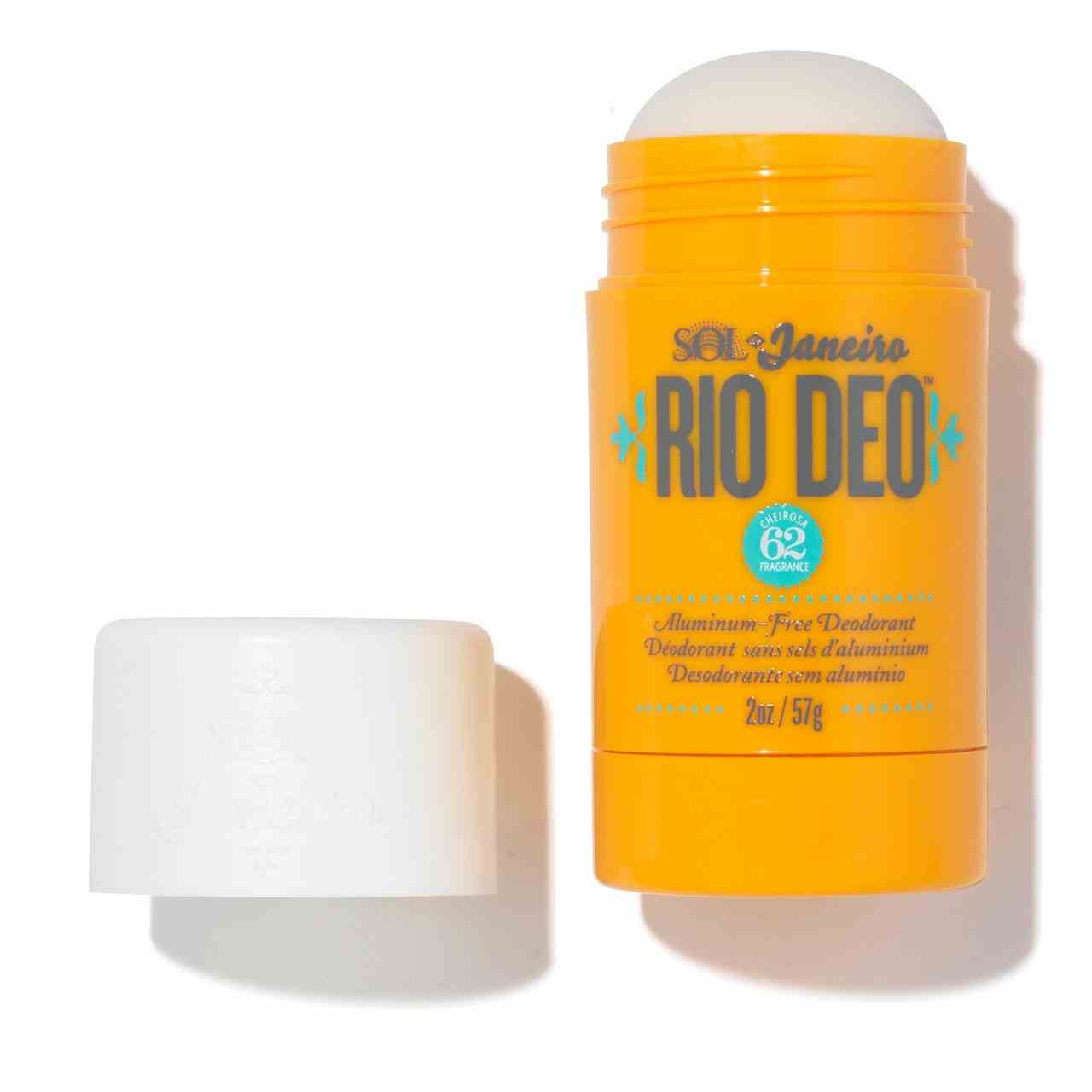 Eine offene Tube Sol de Janeiro Rio Deo aluminiumfreies Deodorant auf weißem Hintergrund