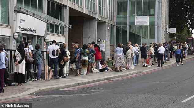 Verzweifelt: Hunderte von Urlaubern strömen letzte Woche zum HM Passport Office in Victoria, London.  Mehr als eine halbe Million Briten warten noch immer auf die Bearbeitung ihres Passantrags