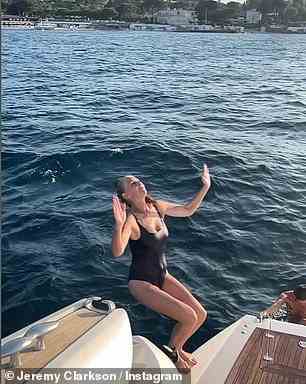 Wunderschön: Sie zog einen schwarzen Badeanzug mit U-Ausschnitt für den Tag auf See an