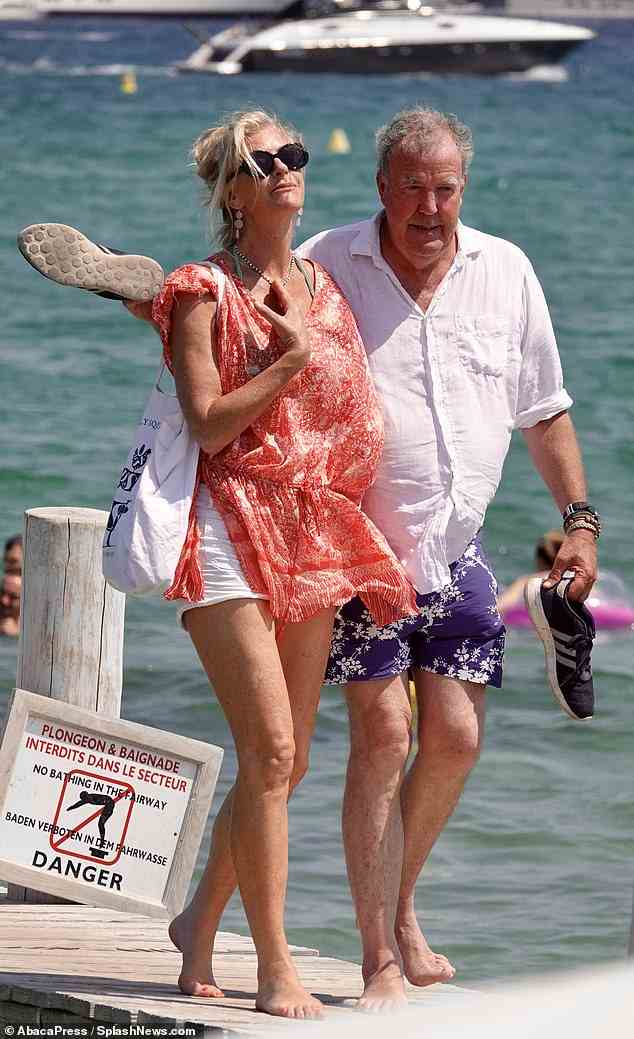 Urlaubsmodus: Nachdem sie sich letzte Woche in St. Tropez entspannt hatten (im Bild), scheinen Jeremy und Lisa die Côte d'Azur zu bereisen, während sie verschiedene Boote ausprobieren