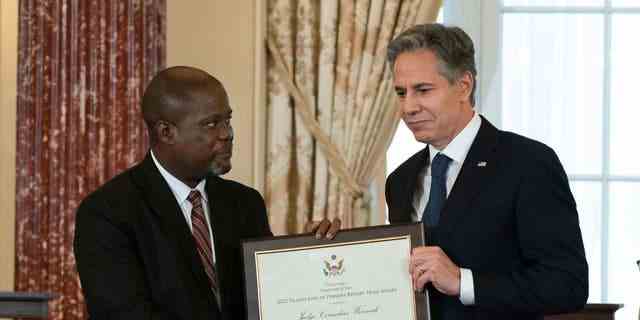 US-Außenminister Antony Blinken überreicht den 2022 Trafficking in Persons Hero Award an Richter Cornelius Wennah aus Liberia während der Eröffnungszeremonie des 2022 Trafficking in Persons (TIP) Report