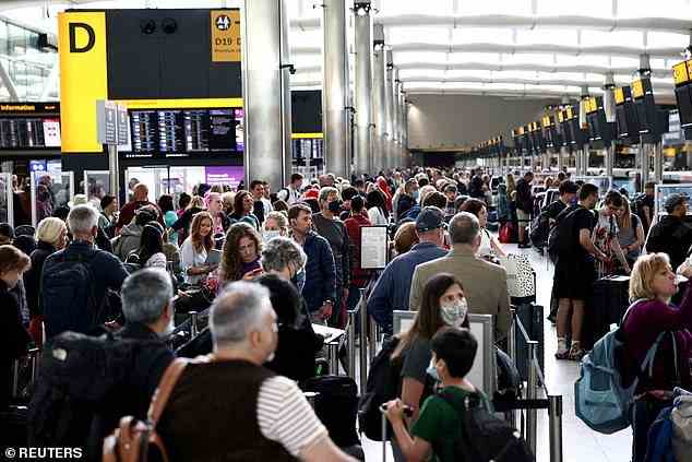 Stock foto: Passagiere · machten das Chaos in Heathrow für die Schaffung einer feindseligen Atmosphäre verantwortlich.  (Im Bild: Heathrow am 27. Juni)