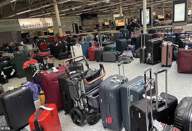 HEATHROW: Foto von Gepäckaufbewahrung bei der Gepäckausgabe in Heathrow Terminal 3 Anfang Juli